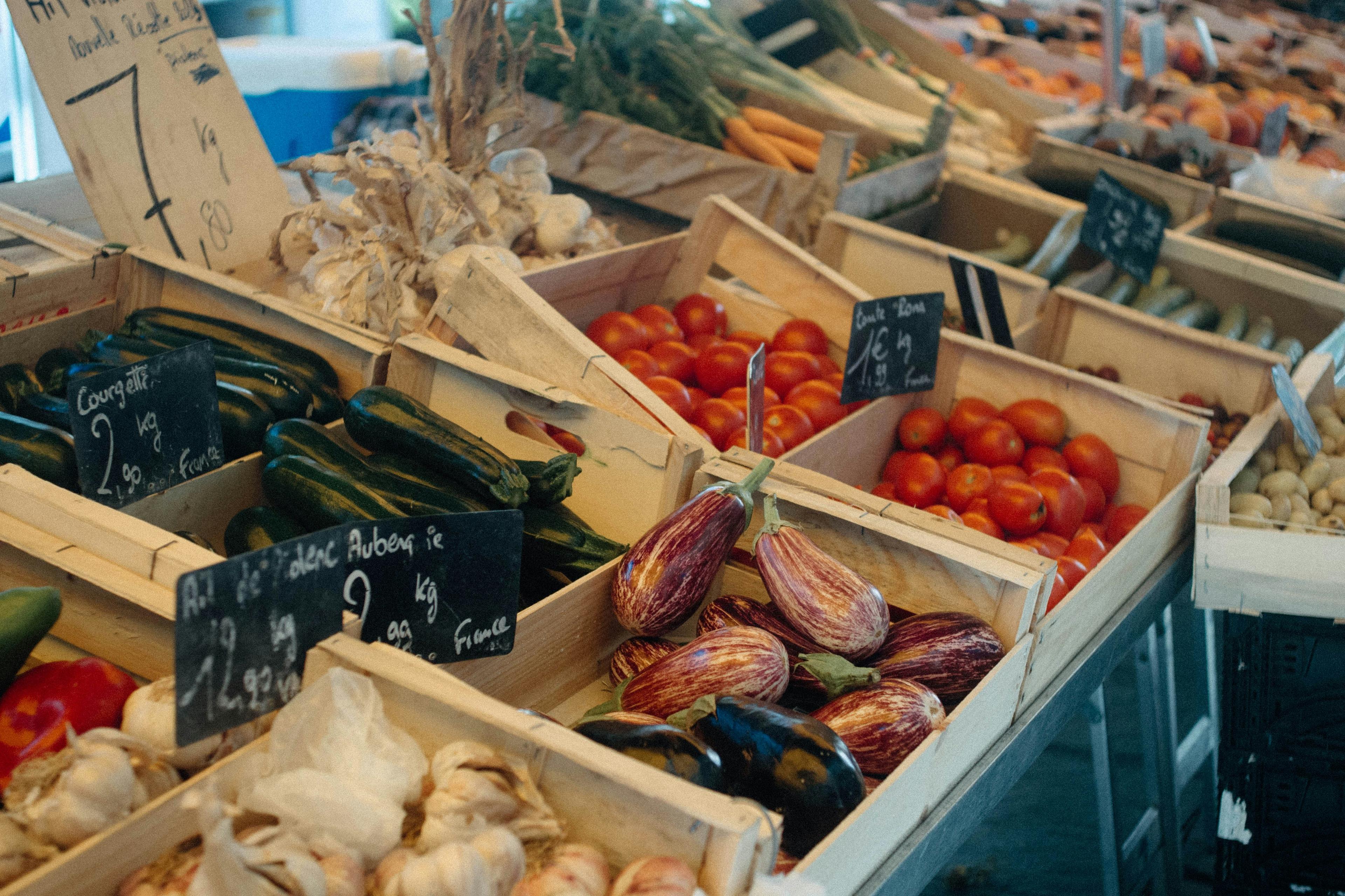 Caixotes de legumes e verduras frescas organizados